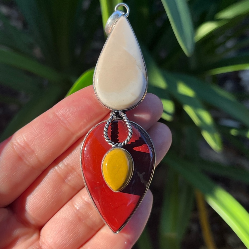 Silver plated long mookaite pendant‎